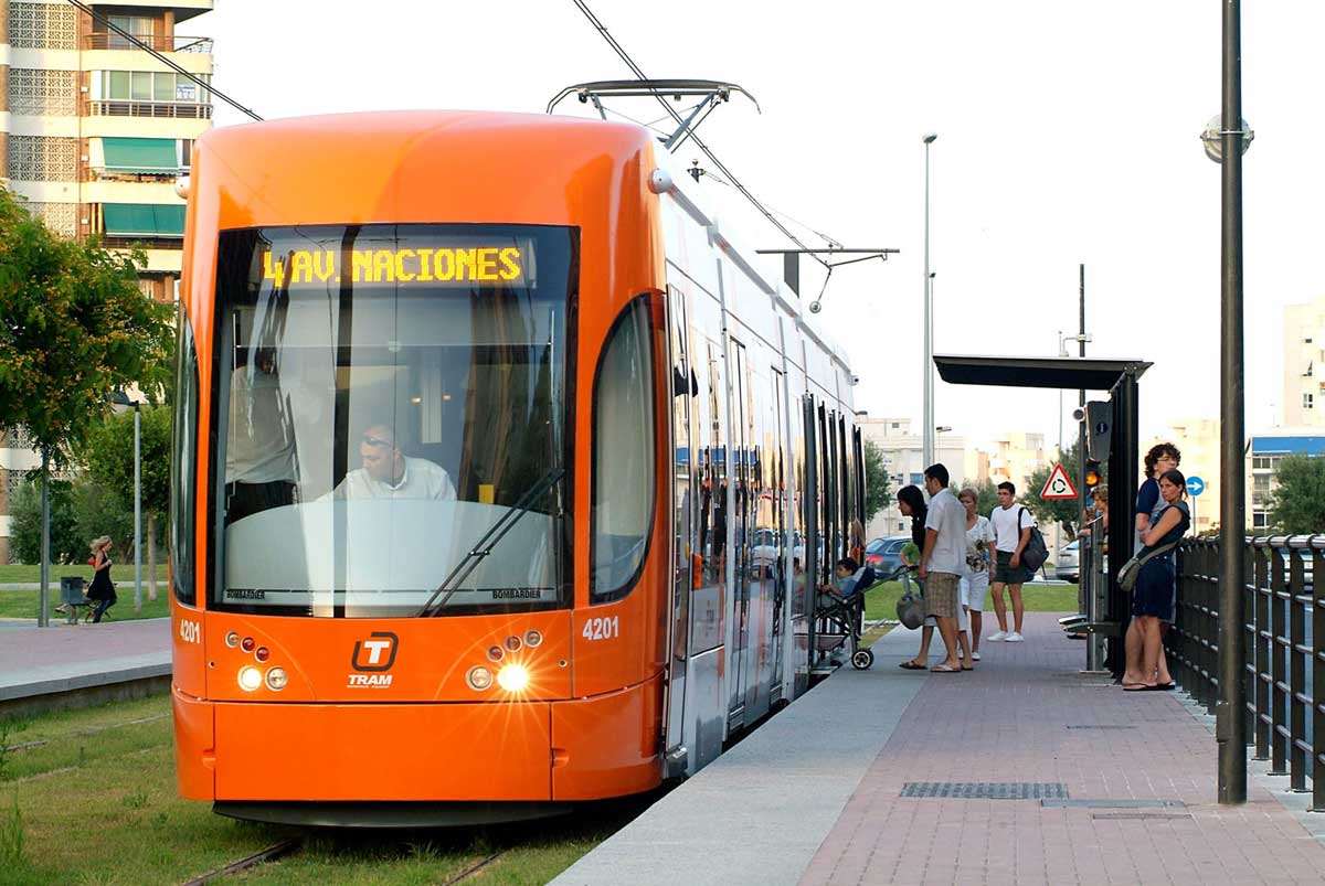 Tram d'Alacant en una parada de la platja de Sant Joan