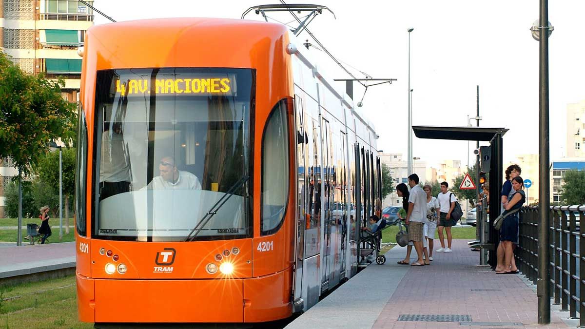 Tram de Alicante en una parada de la playa de San Juan Tram de Alicante en una parada de la playa de San Juan