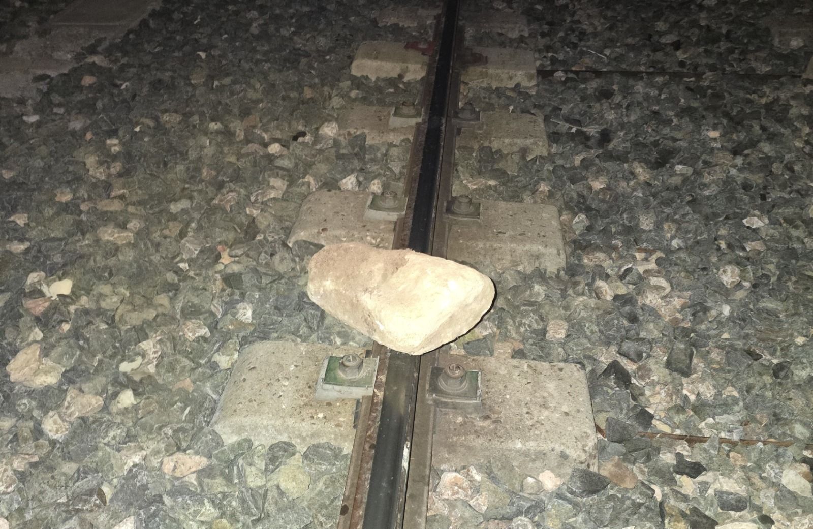 Una de les pedres situades sobre les vies del tren a Elx