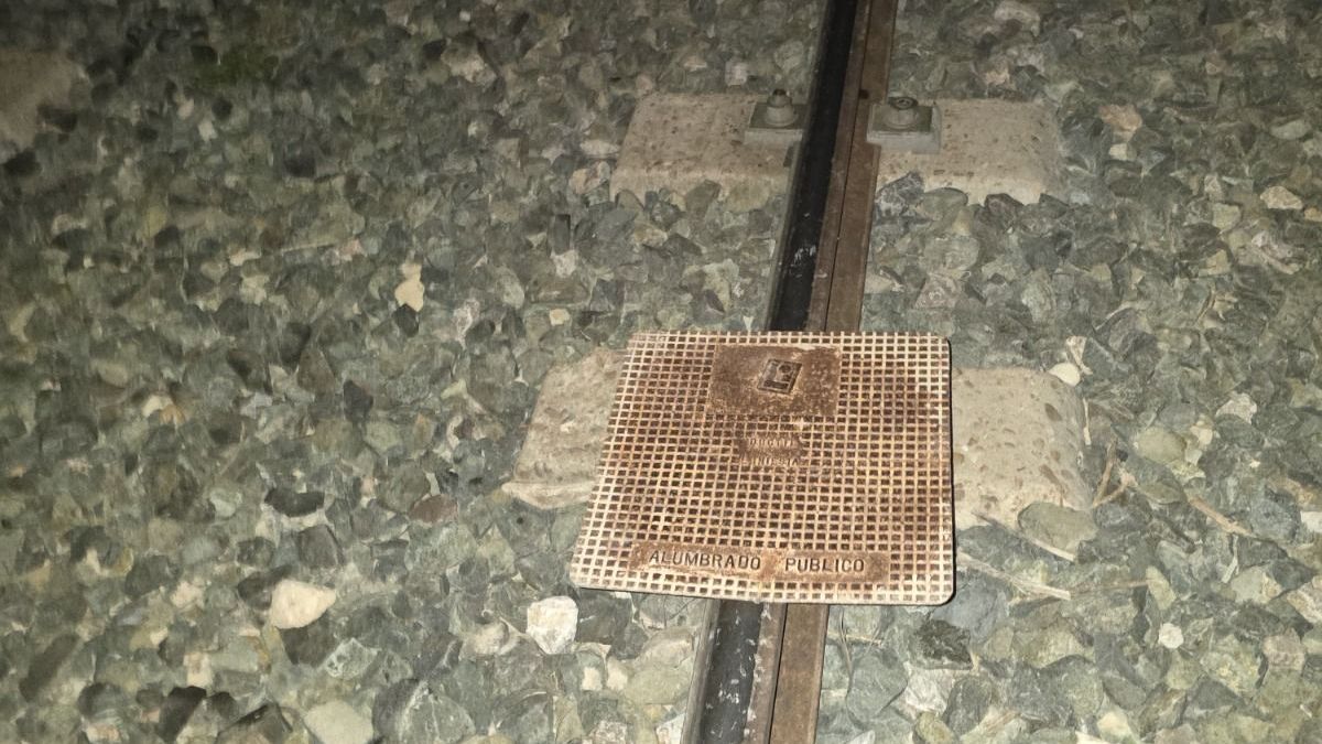 Una tapa de hierro en las vías del tren en Elche