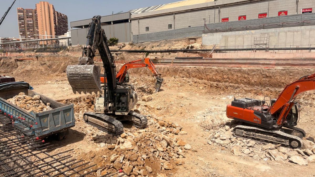 Maquinaria de obra en la estación central del Tram de Alicante