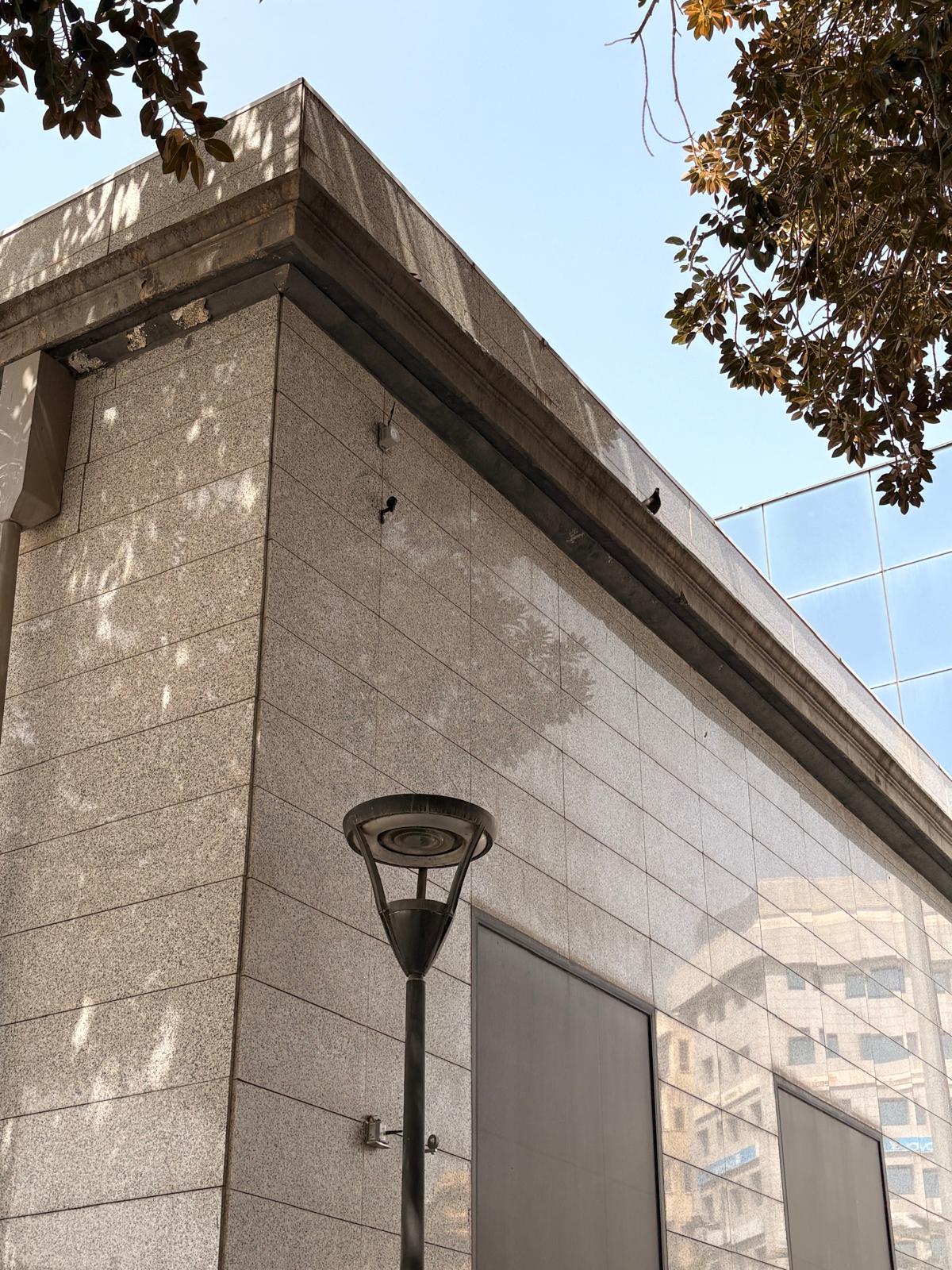 Uno de los sensores instalados en la fachada de la estación de tren