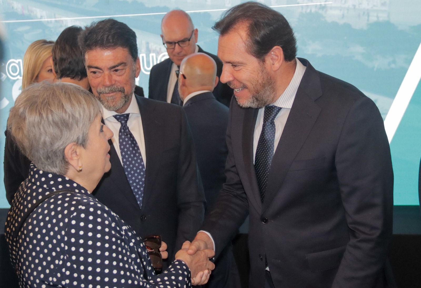 Óscar Puente i Luis Barcala junt a una representant veïnal d'Alacant Óscar Puente i Luis Barcala junt a una representant veïnal d'Alacant