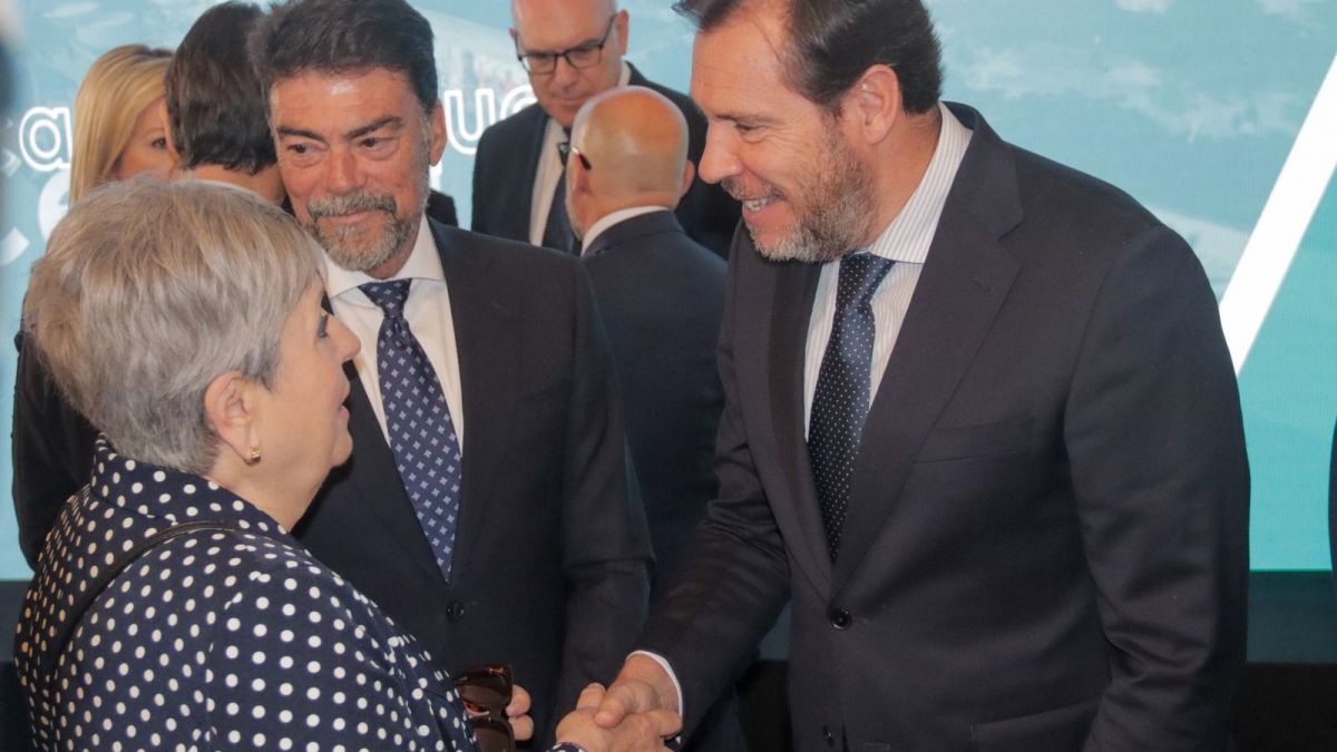 Óscar Puente y Luis Barcala junto a una representante vecinal de Alicante Óscar Puente i Luis Barcala junt a una representant veïnal d'Alacant