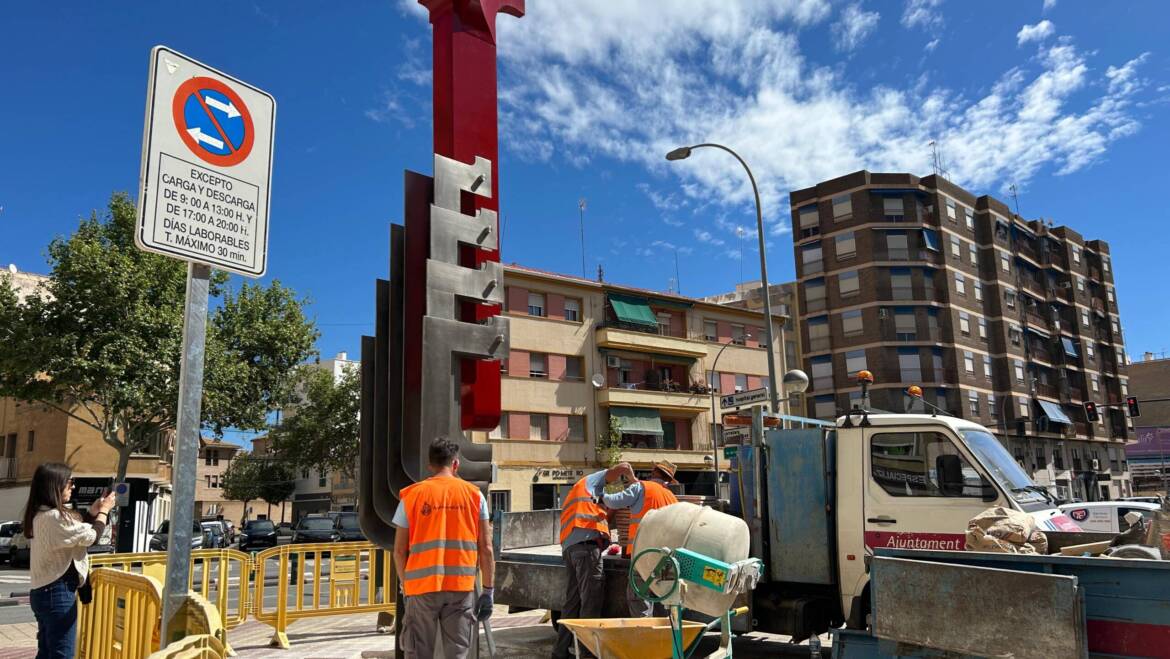 L'escultura del Drac de Jaume I ja lluïx en la seua nova ubicació L'escultura del Drac de Jaume I ja lluïx en la seua nova ubicació