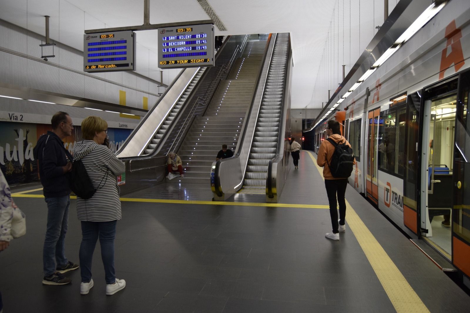 Un tramvia en l'estació d'Estels del Tram d'Alacant Un tramvia en l'estació d'Estels del Tram d'Alacant