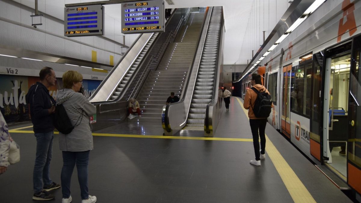 Un tranvía en la estación de Luceros del Tram de Alicante