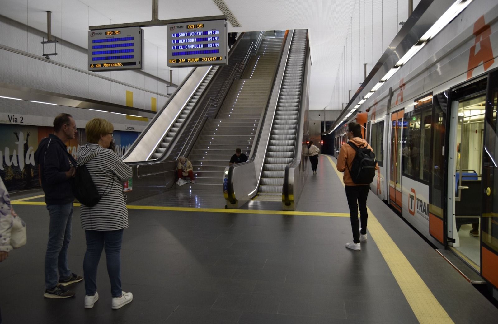Un tramvia en l'estació d'Estels del Tram d'Alacant