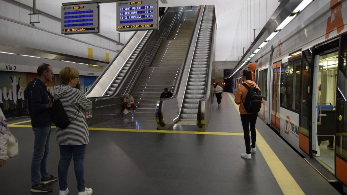 Un tranvía en la estación de Luceros del Tram de Alicante