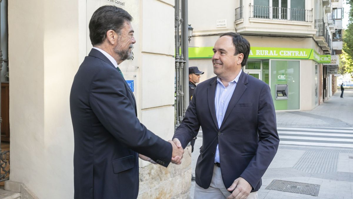Luis Barcala i Juanfran Pérez Llorca a la seu de la Delegació del Consell a Alacant