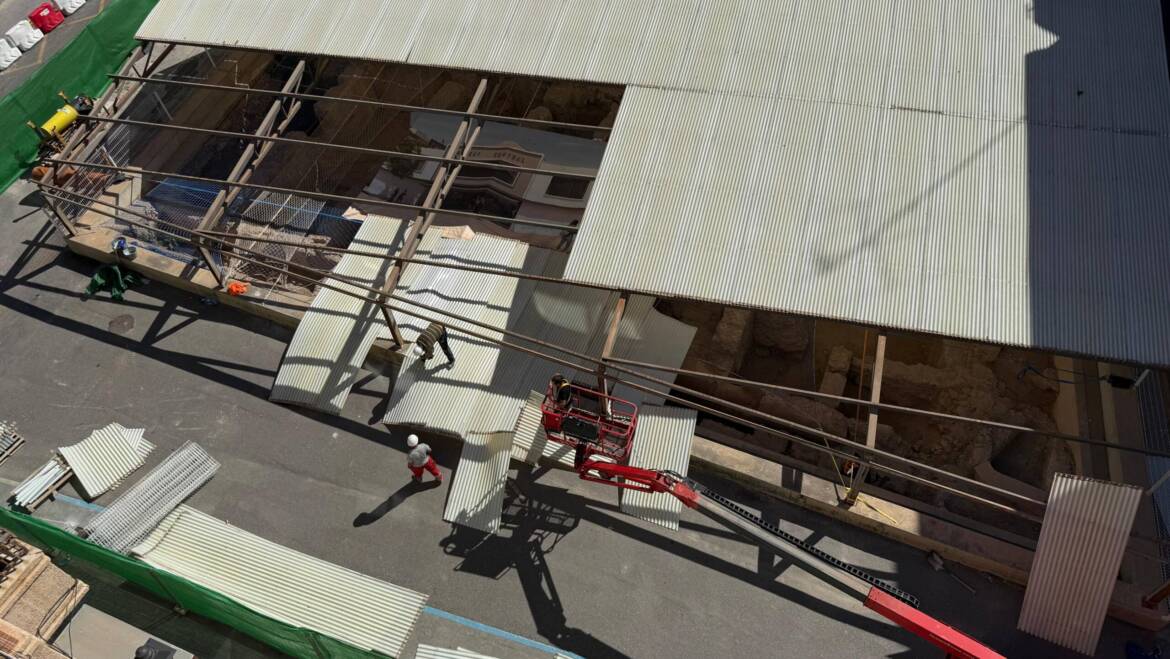 Comienzan los trabajos de retirada del techado de los Banos Arabes junto al Mercado Central 3 scaled 1170x659