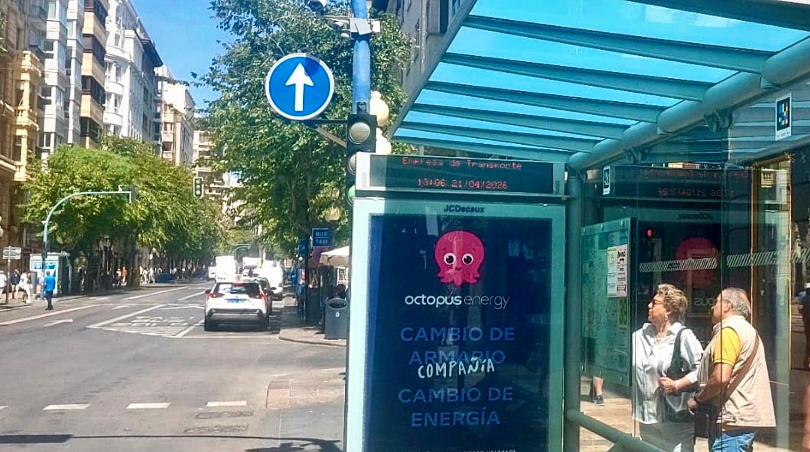 Panell d'informació de pas en una parada d'autobús de la Rambla a Alacant