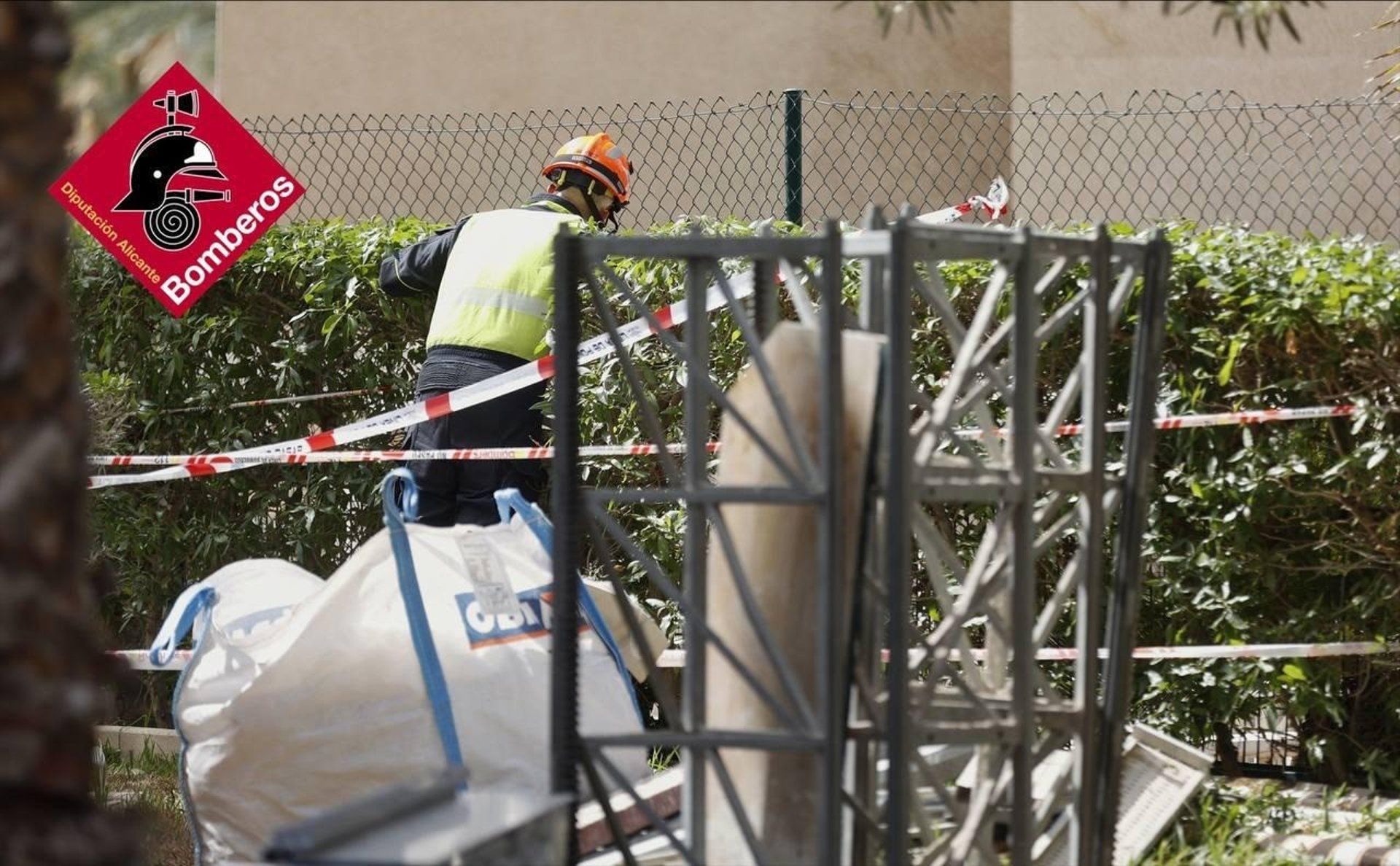 Bombers del Consorci d'Alacant treballant en el lloc del sinistre