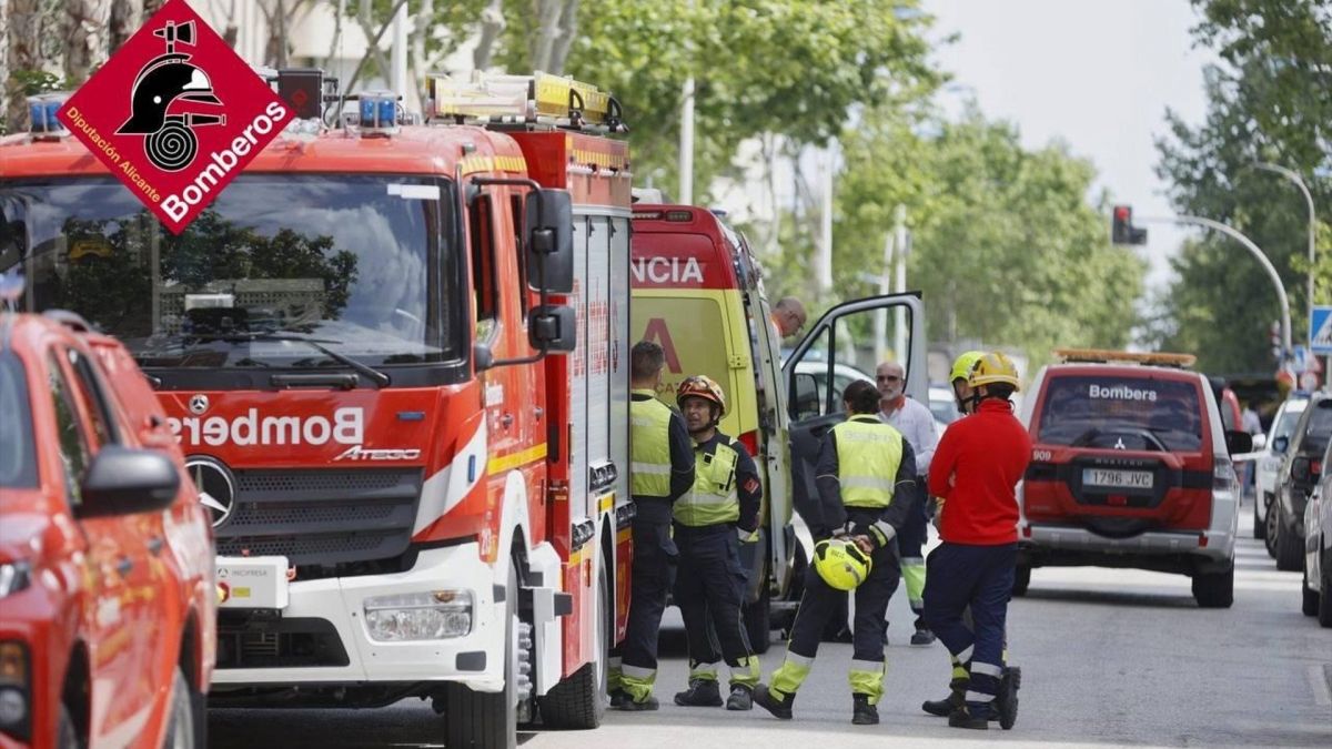 Bombers i servicis d'emergències en la zona de l'accident en el qual han mort dos operaris