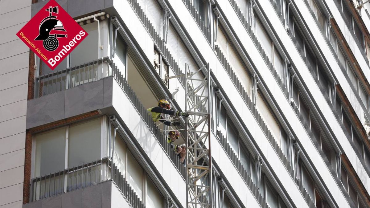 Bomberos el edifico en el que se ha producido el trágico accidente