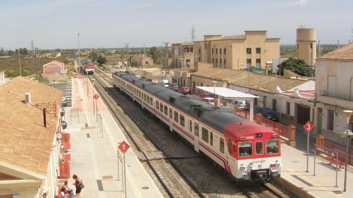 Estación de tren de la línea C1 de Cercanías entre Elche y Alicante Estación de tren de la línea C1 de Cercanías entre Elche y Alicante