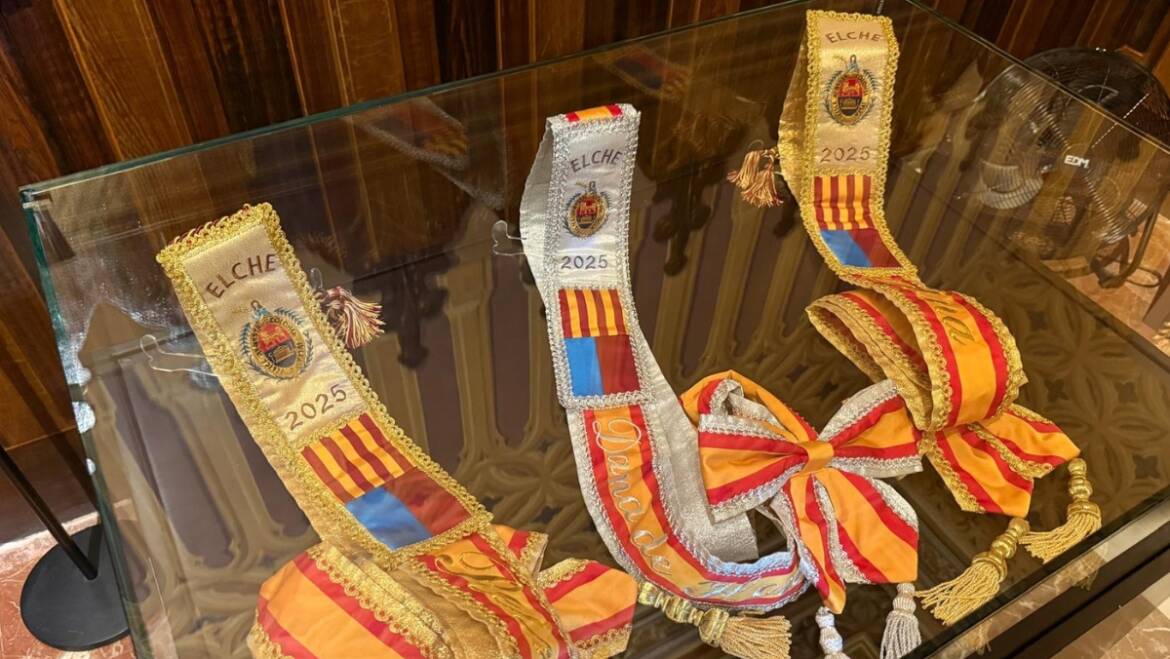 Elche expone por primera vez la indumentaria de las Reinas y Damas de las Fiestas de Elche 2 1170x659