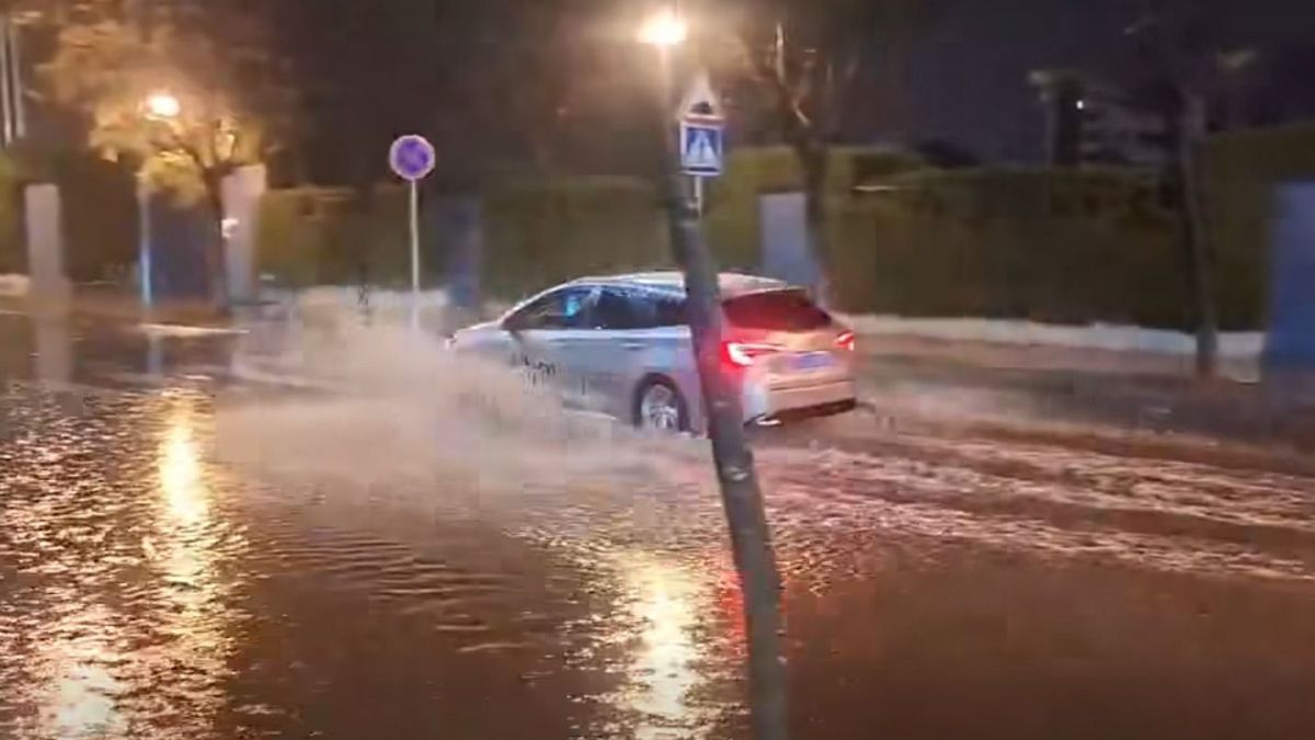 Un coche cruza una carretera anegada por la lluvia en Alicante Un coche cruza una carretera anegada por la lluvia en Alicante