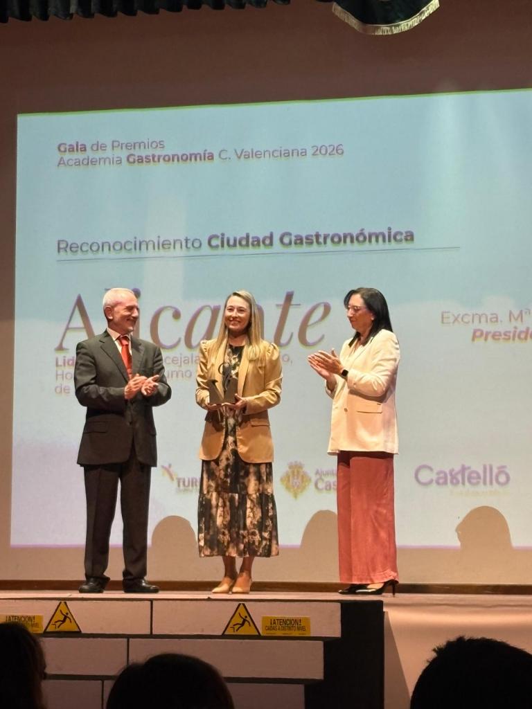 La concejala Lidia López recibe el premio de la Academia de Gastronomía