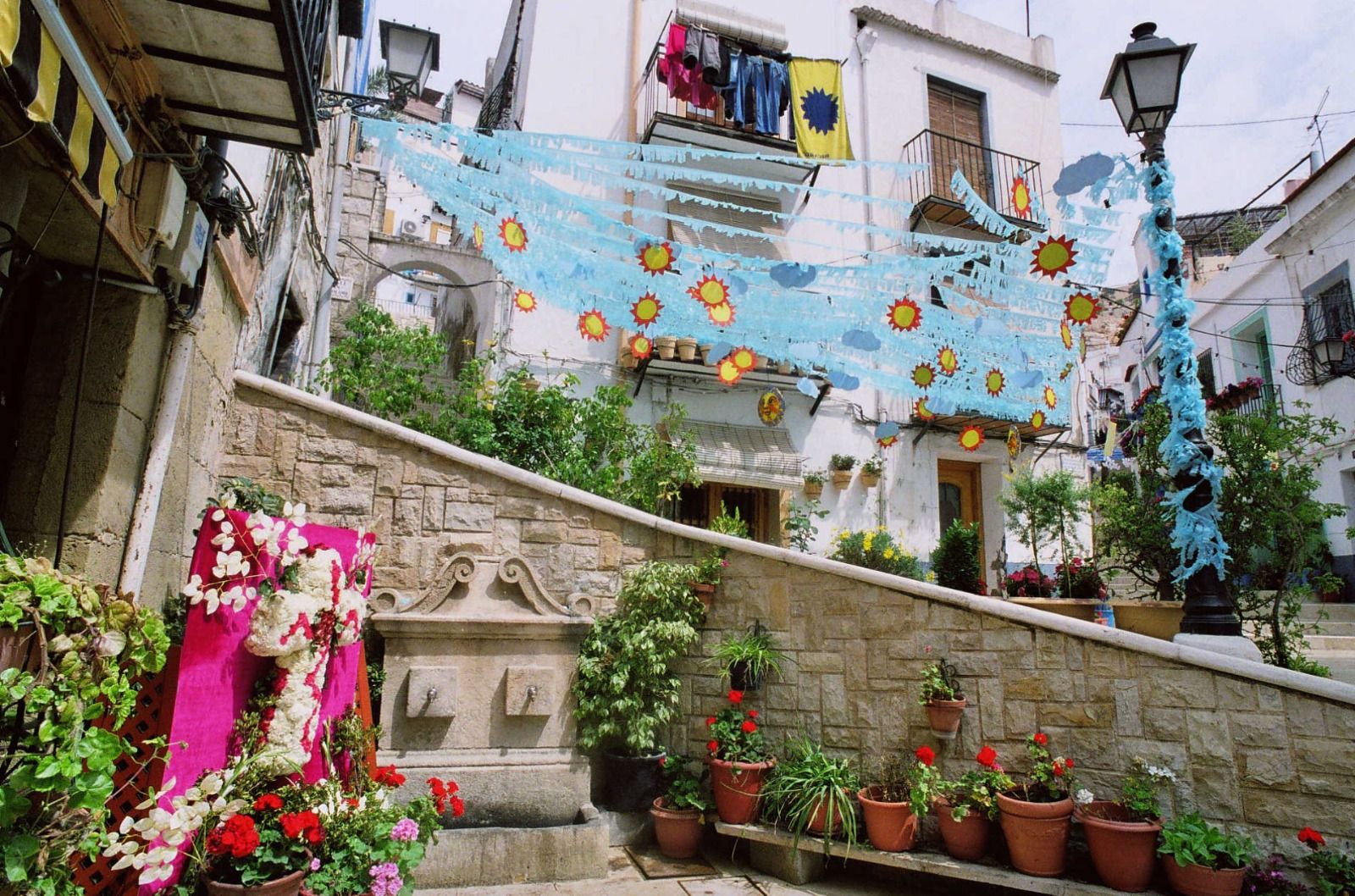 El barri de Santa Creu s'engalana por les Creus de Maig