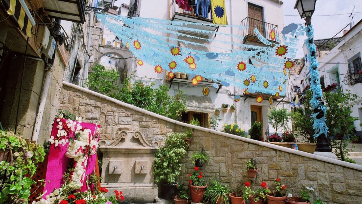 El barrio de Santa Cruz se engalana por las Cruces de Mayo