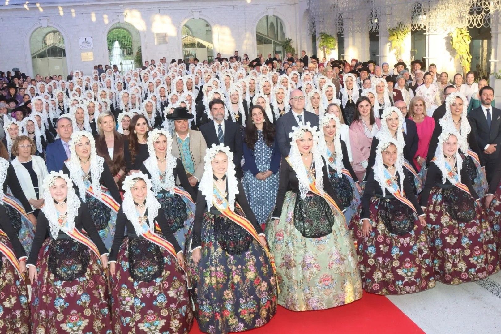 L'Ajuntament d'Alacant va rebre a les candidates a belleses del foc 2026 (Foto Ajuntament d'Alacant)