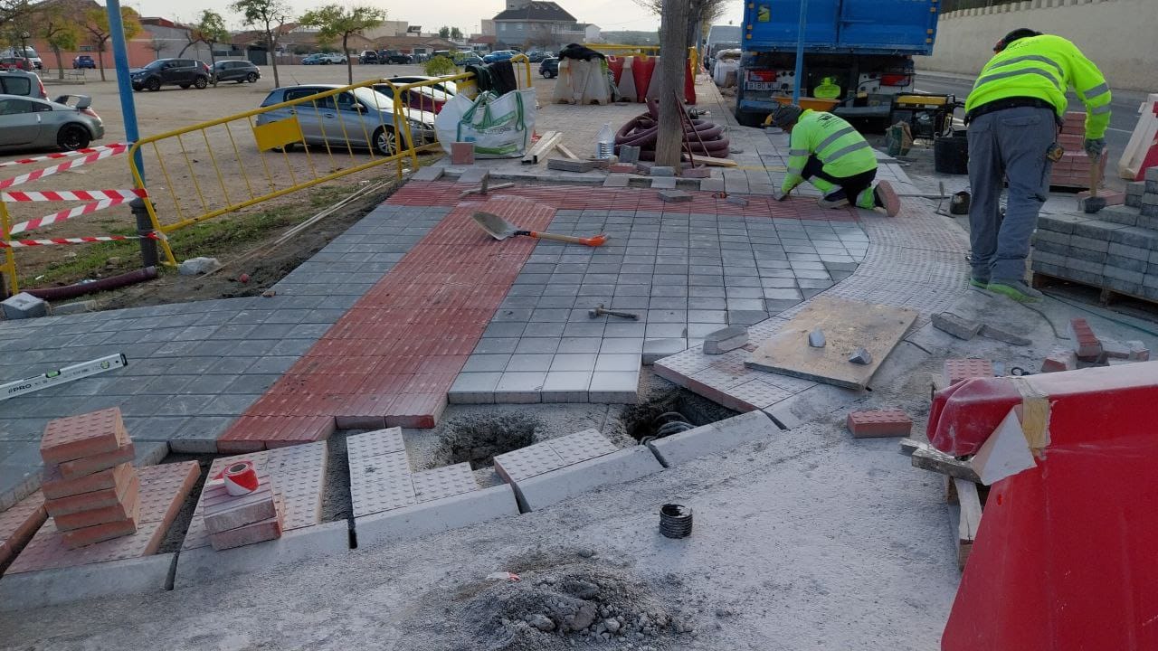 Renovació d'una vorera en el barri de Rabassa, enfront de la caserna