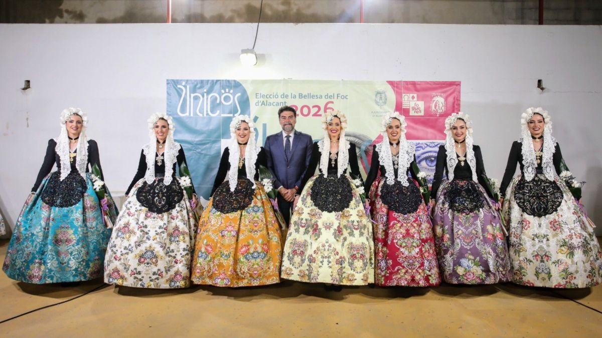 L'alcalde juntament amb la Bellea del Foc 2026 i les Dames d'Honor