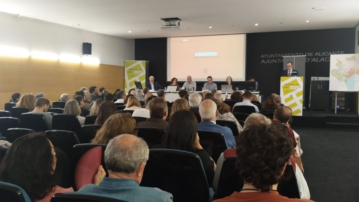 Una de las mesas temática sobre el Plan General ante vecinos y colectivos de Alicante