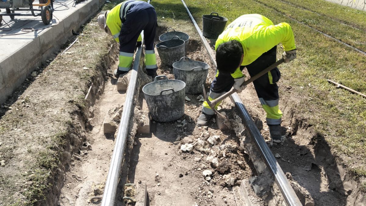 Operarios trabajan sobre la plataforma de la línea 2 del TRAM