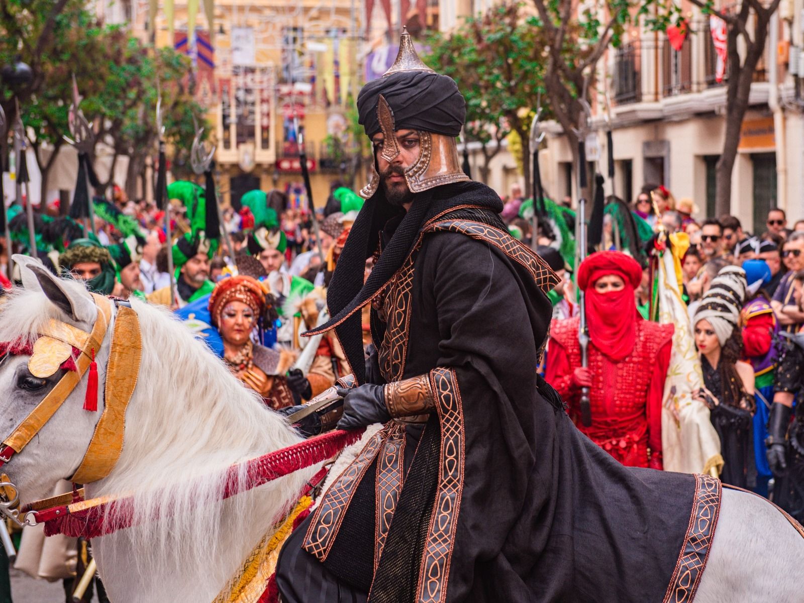 Desfile del bando moro en los Moros y Cristianos de Elda