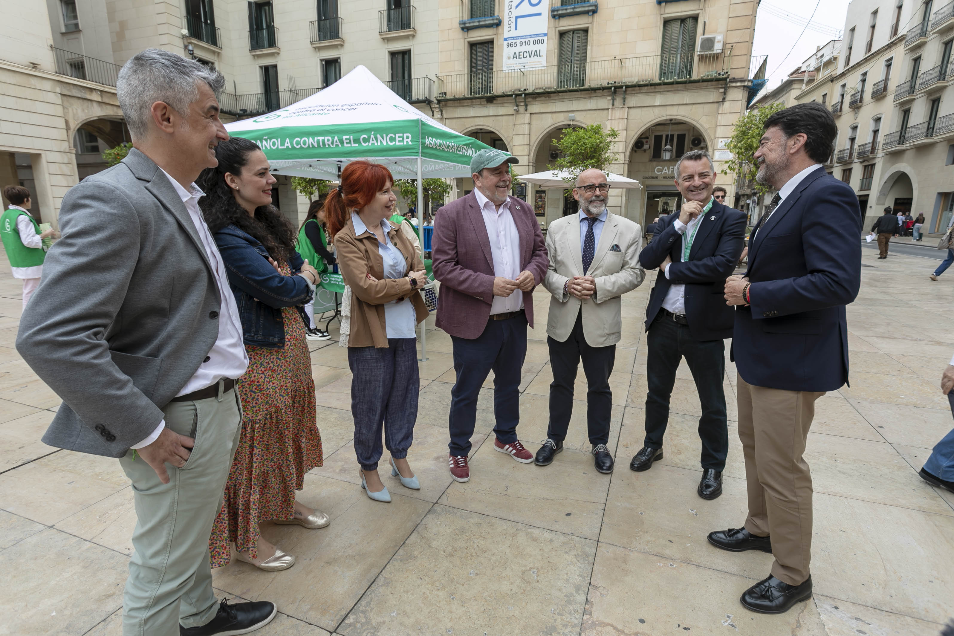 Barcala junto a los representantes de la Asociación Española contre el Cáncer en Alicante