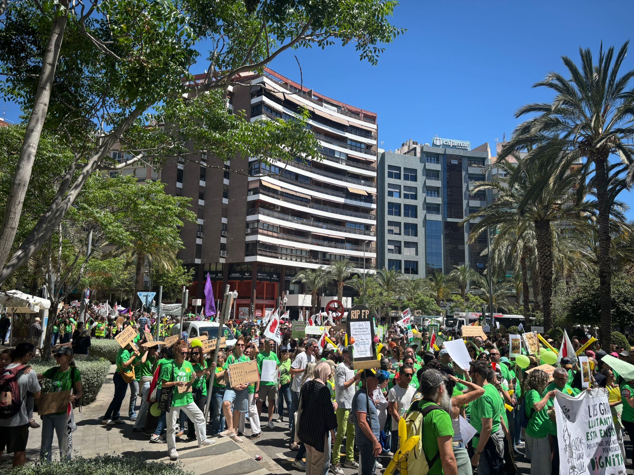 Manifestación docente en la plaza de Luceros
