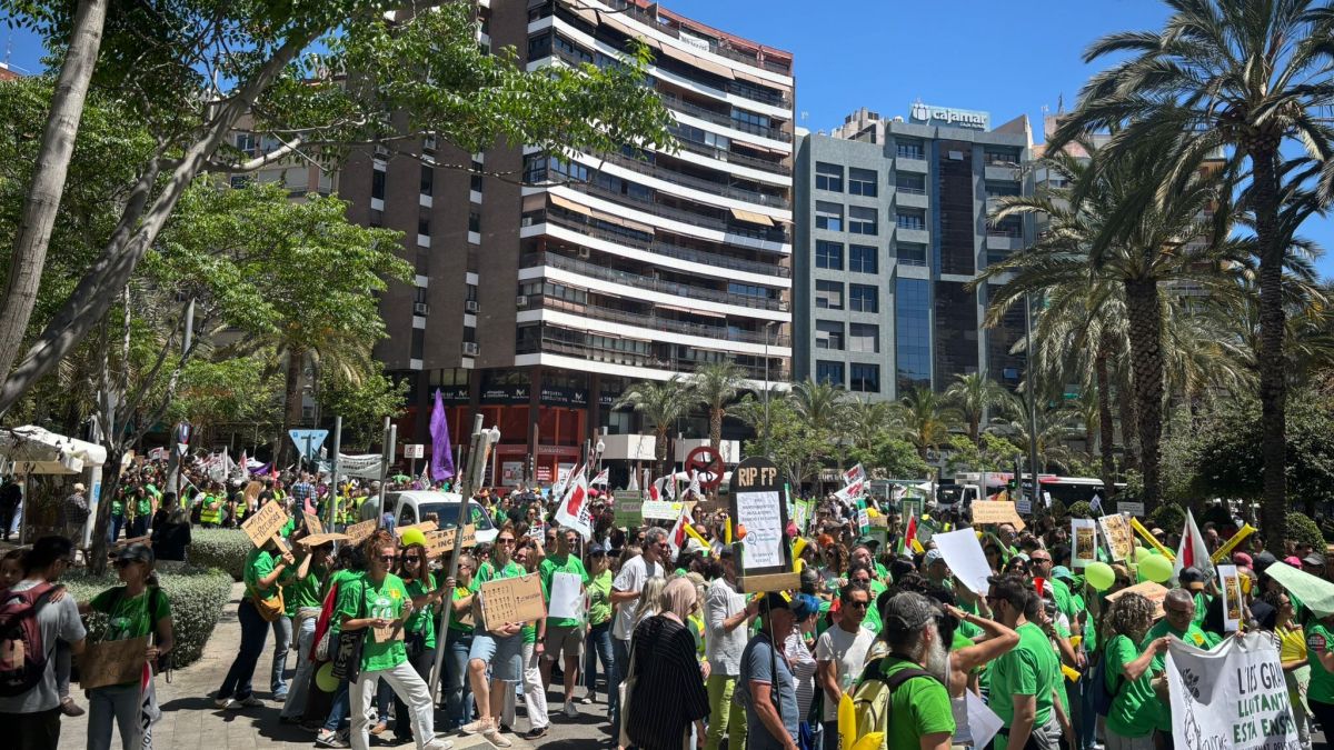 Manifestación docente en la plaza de Luceros