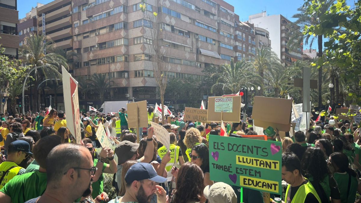 Pancartas en la primera manifestación en Alicante de la huega indefinida del personal docente