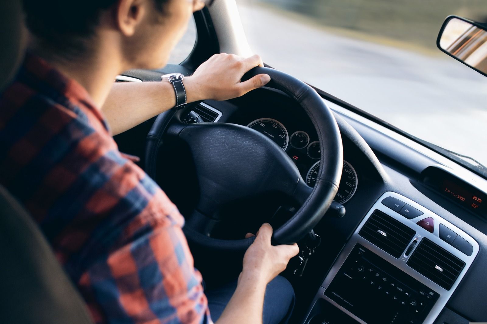 Una persona conduce un coche