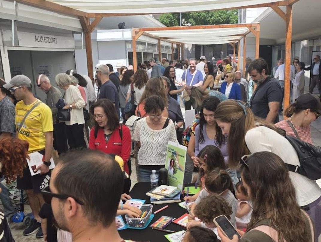 Público en la feria del libro de Alicante