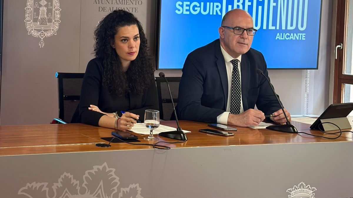 Cristina Cutanda y Manuel Villar en la comparecencia tras la Junta de Gobierno