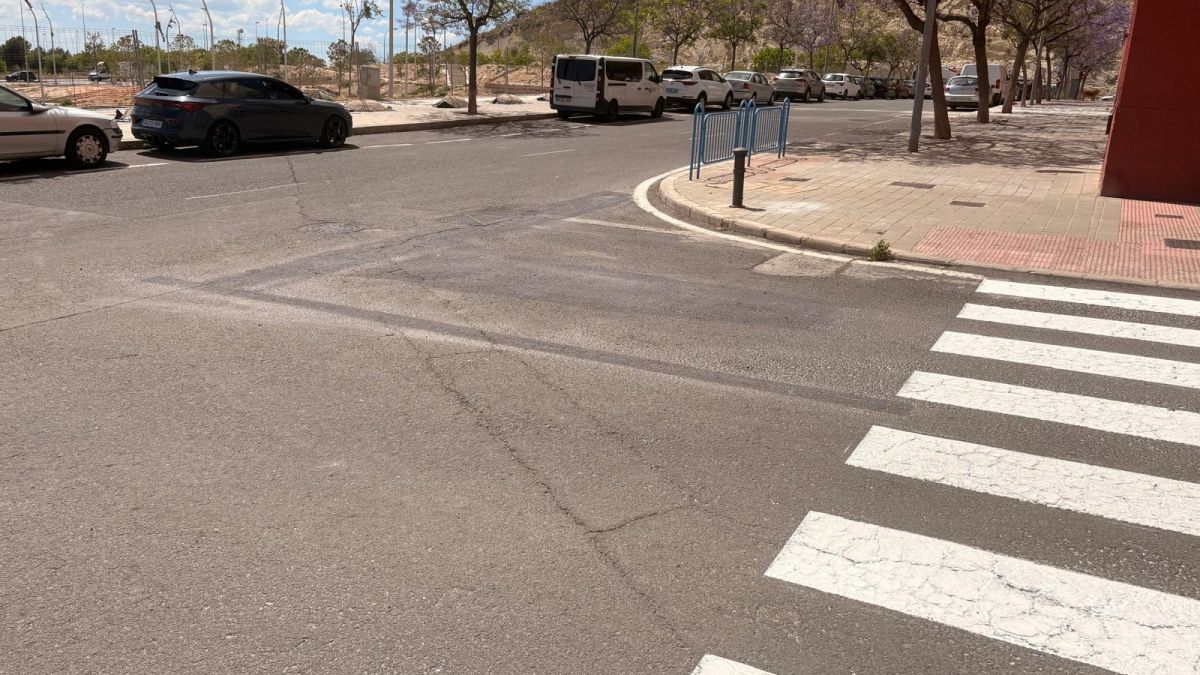 Eliminación de la antigua señalización sobre la calle Herzliya del PAU 2