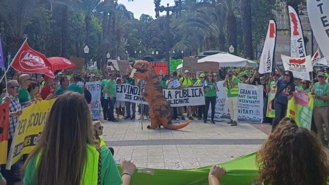 Protesta del profesorado frente la Casa de las Brujas de Alacant
