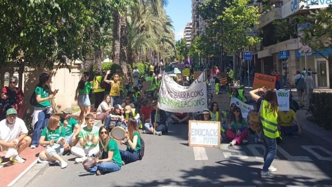 Docentes hacen una sentada en la avenida Federico Soto de Alacant