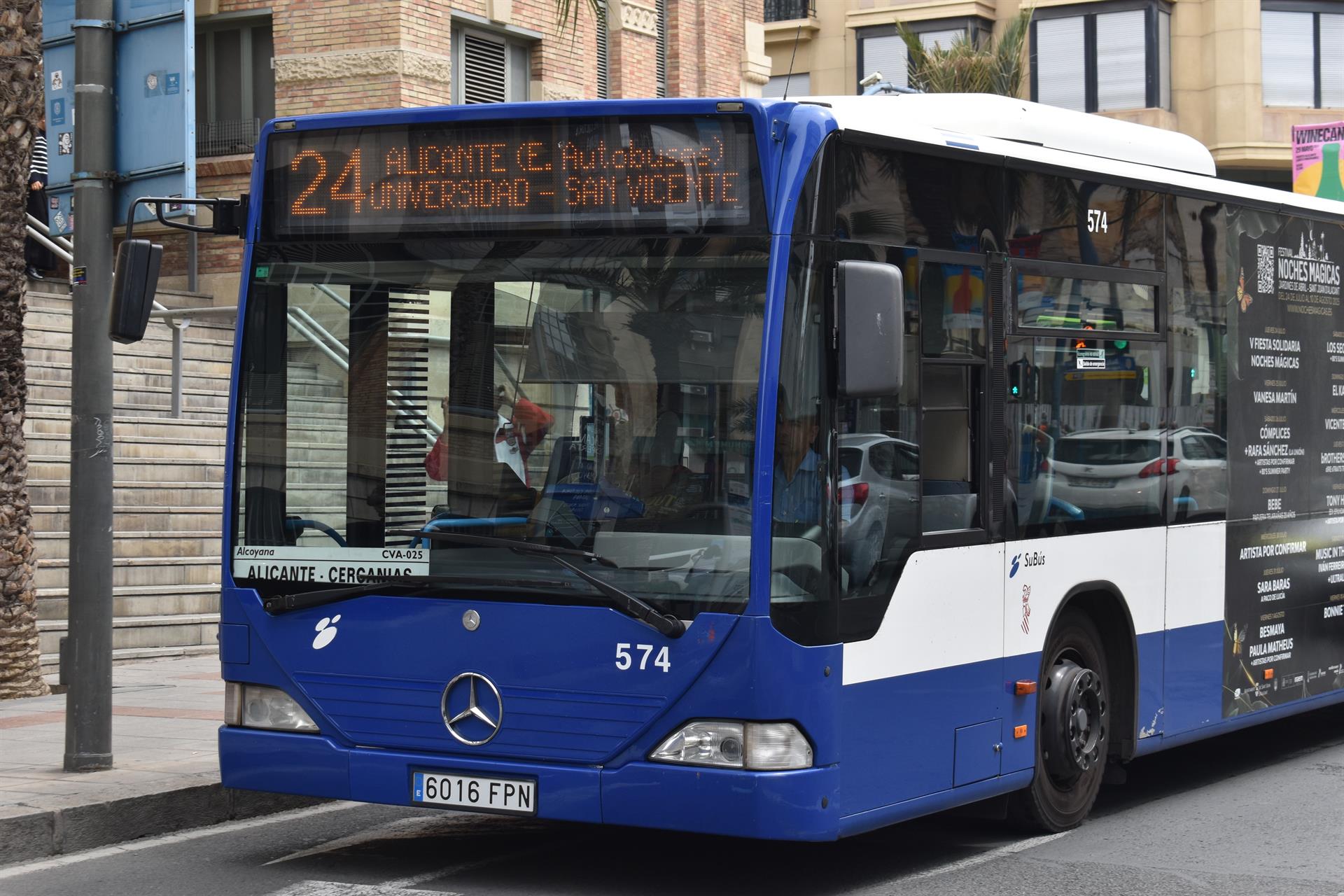 Autobús de la línia 24 enfront del Mercat Central d'Alacant