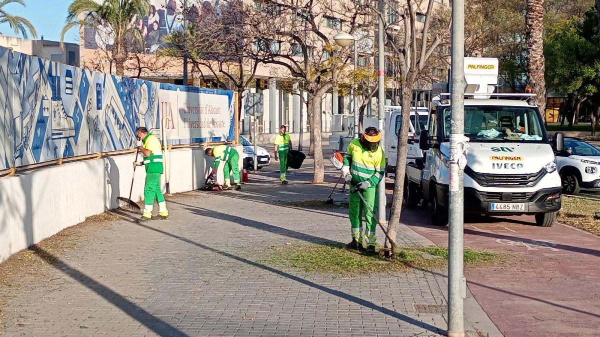Operaris de neteja desbrossen els carrers de Sant Vicent