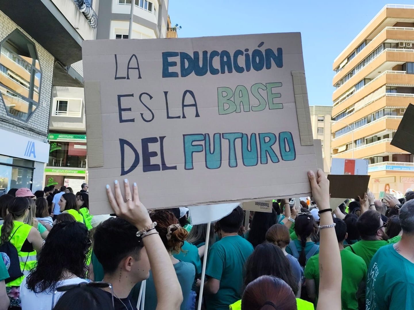 Cartell durant la concentració del professorat enfront de la Conselleria en el quart dia de vaga