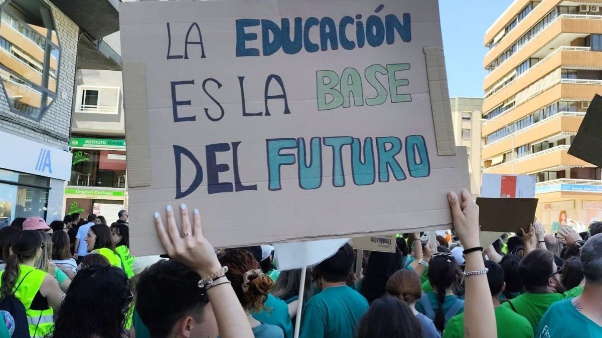 Cartel durante la concentración del profesorado frente a Conselleria en el cuarto día de huelga