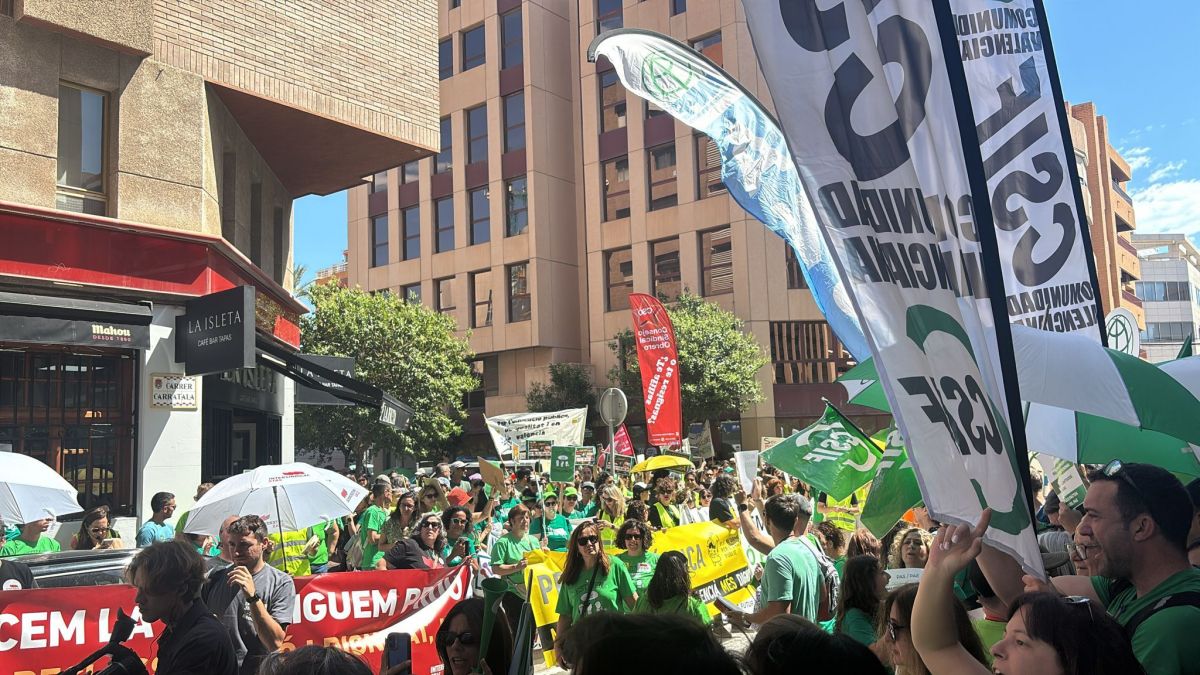 Concentració del professorat en la Direcció Territorial d'Educació a Alacant