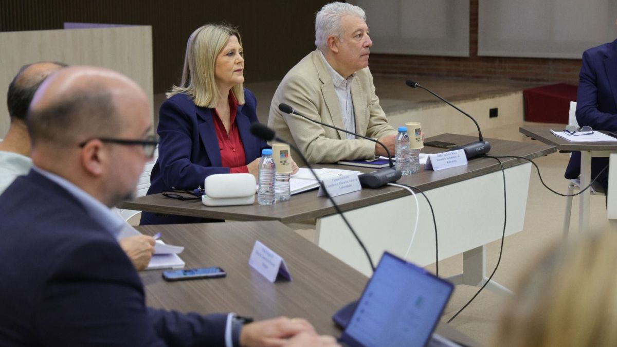 Carmen Ortí durant la reunió amb els sindicats docents