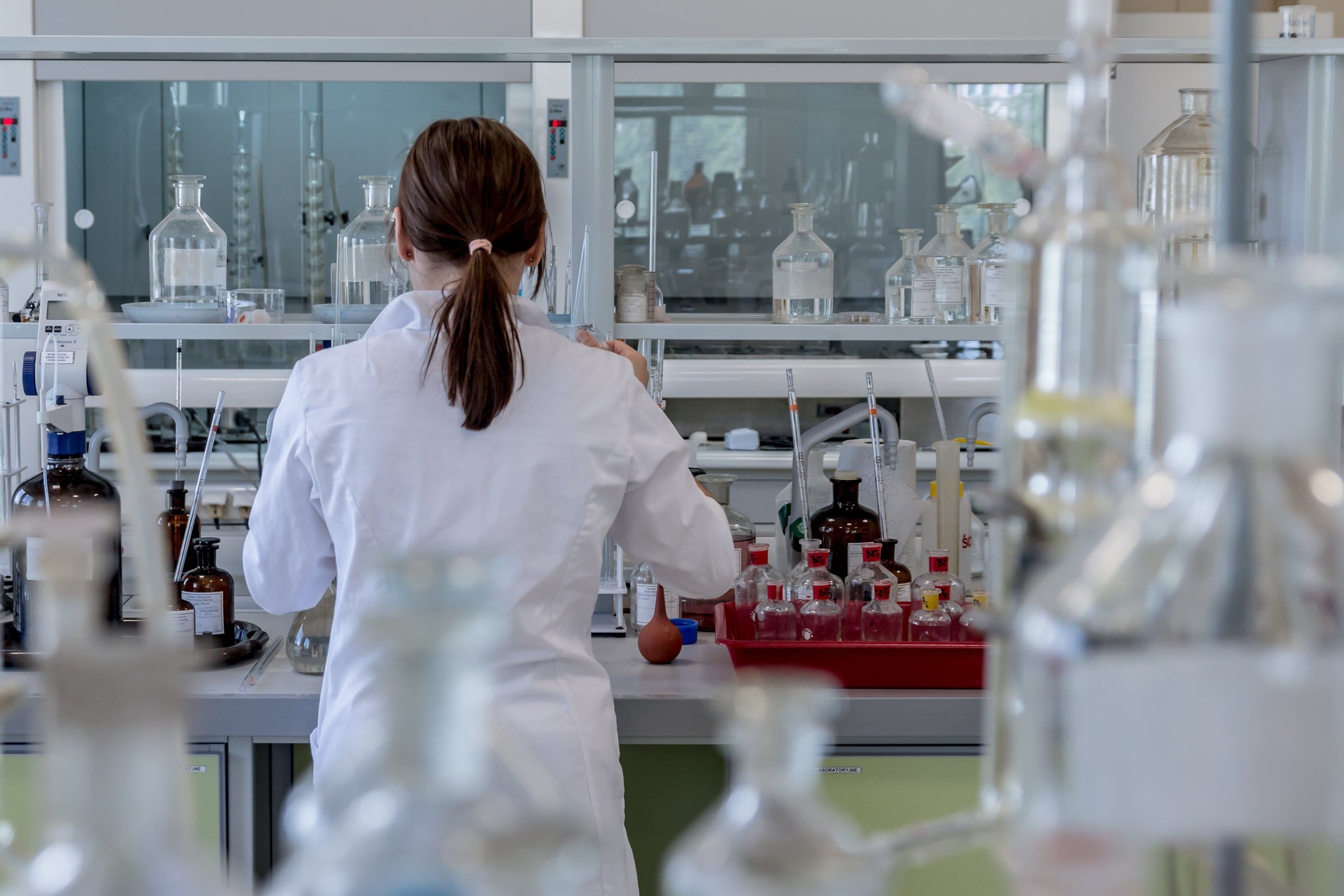 Una científica en un laboratorio