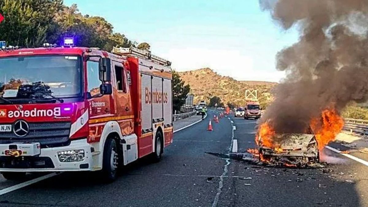 Los bomberos trabajan en la extinción del coche calcinado en la AP-7 de Alicante (Foto: CPBA)