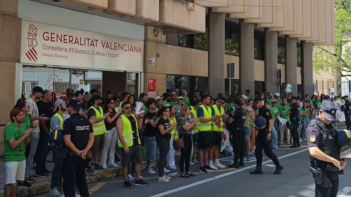 Concentración de docentes en la Dirección Territorial de Educación en Alicante